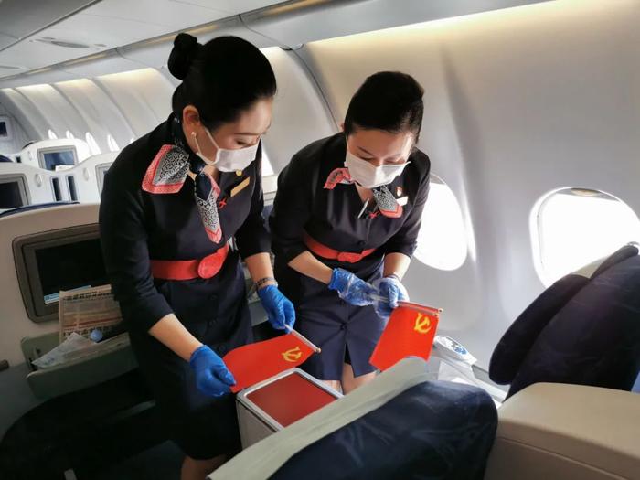 飞了36年空姐最后一班飞行哭着告别 网友：美丽优雅
