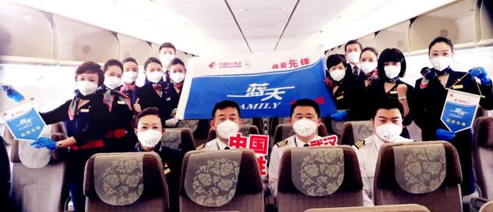 飞了36年空姐最后一班飞行哭着告别 网友：美丽优雅